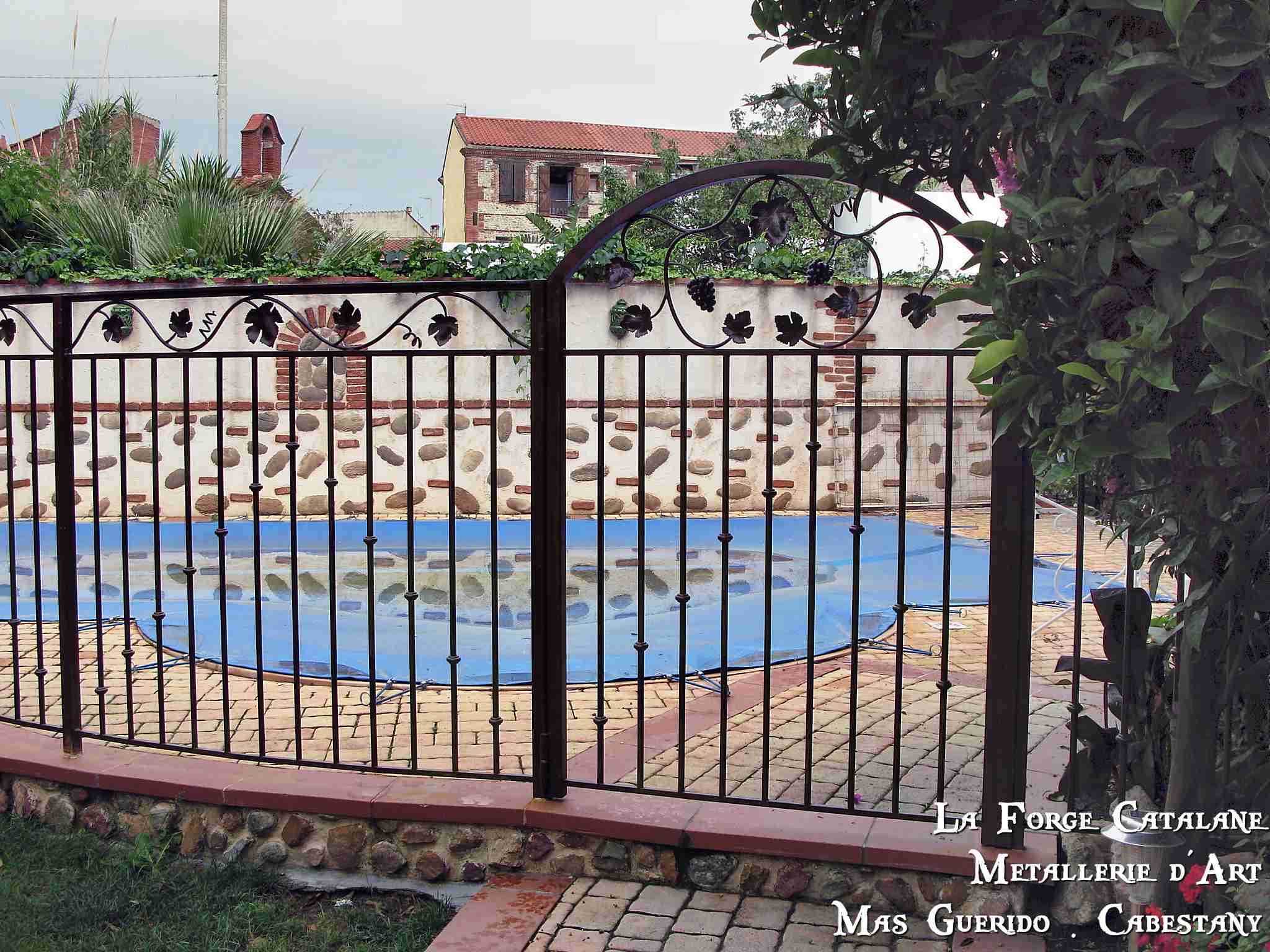 Cloture piscine vegetal feuilles de vignes barreaudage droit avec bagues forge catalane 2.jpg
